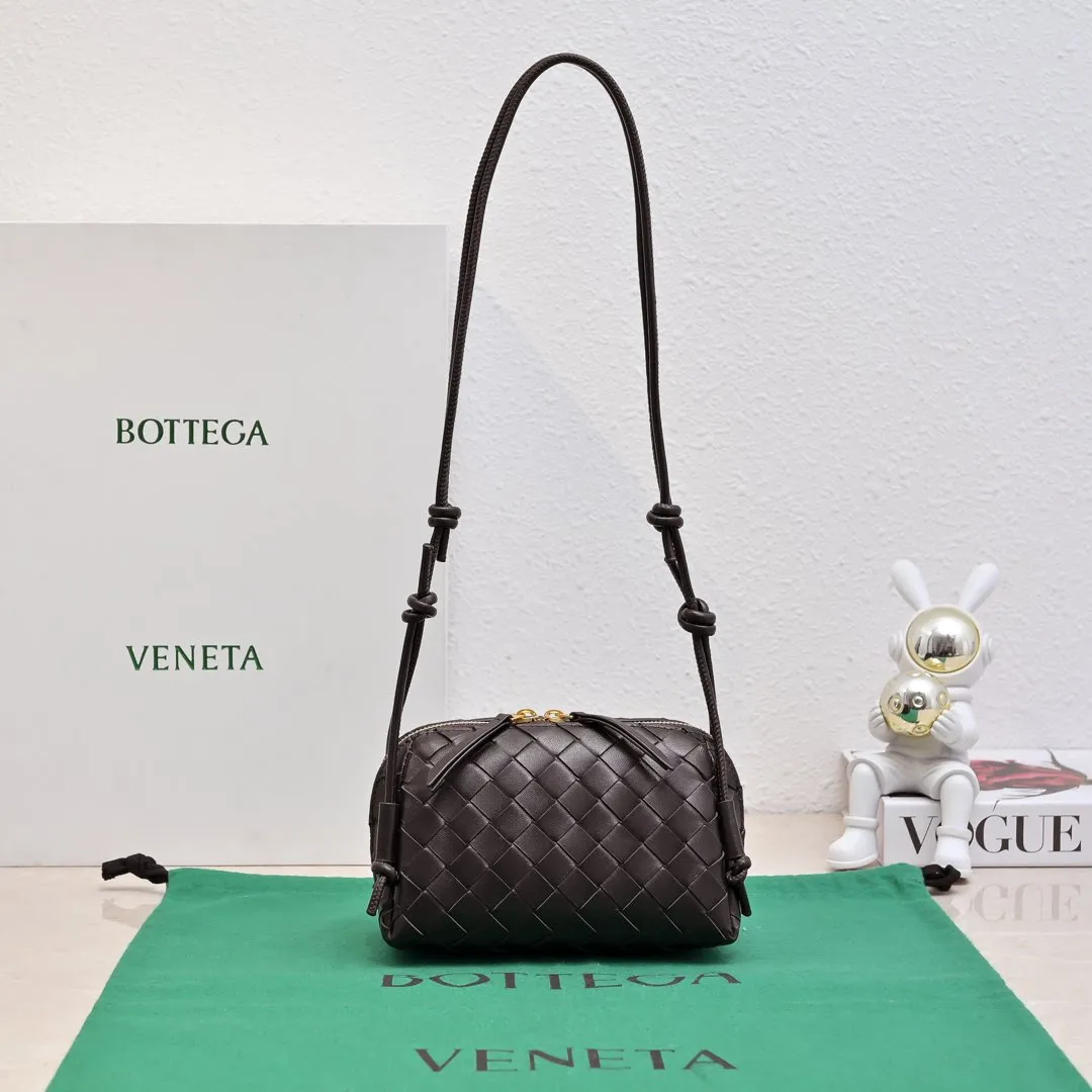 Batch 1260 #Bv The new Concert pouch is the most beautiful and practical mini bag I have ever seen 🎈 The bag body adopts the classic lntrecciato weaving process✅ It is equipped with a leather double-headed zipper, the opening is wide, easy to take and put, the shoulder strap knot can be slid to adjust the length freely, that is, 🉑️crossbody/underarm, and can be used as a clutch bag. Small body, large capacity, so practical! The key is that it is extremely versatile! Come and buy this small, exquisite, beautiful and versatile bag 👍 Model: 4258 Size: 18.5*11.5*8.5